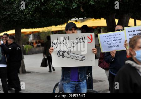 6. November 2021: Tunis, Tunesien. 06. November 2021. Ein paar Dutzend Menschen protestieren gegen die obligatorischen Impfungen und Covid geht vor dem Stadttheater in der tunesischen Hauptstadt. Die Demonstranten erhoben Slogans gegen Covid-19-Impfstoffe und die Verpflichtung zum Bestehen des Impfstoffs, hinterfragten ihre Sicherheit und äußerten Ängste vor möglichen Nebenwirkungen. Tunesische Behörden haben kürzlich bekannt gegeben, dass ein Nachweis für eine vollständige Impfung sowohl für die Teilnahme an öffentlichen als auch privaten Versammlungen erforderlich ist, wobei ein Covid-19-Impfpass auch für den Eintritt in öffentliche und private Bereiche wie erforderlich wird Stockfoto