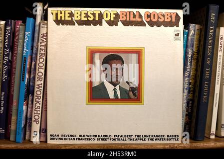 Eine Kopie des 1969 von Warner Bros. Records veröffentlichten Albums „The Best of Bill Cosby“, das in einem Antiquitätengeschäft in Santa Fe, New Mexico, zum Verkauf angeboten wird. Stockfoto