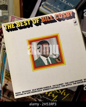 Eine Kopie des 1969 von Warner Bros. Records veröffentlichten Albums „The Best of Bill Cosby“, das in einem Antiquitätengeschäft in Santa Fe, New Mexico, zum Verkauf angeboten wird. Stockfoto