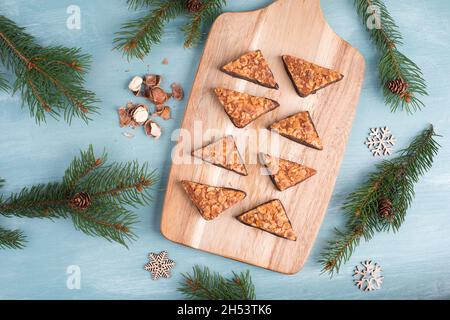 Nussecke, traditionelle deutsche Süßspeisen namens Nussecke, mit Schokolade überzogen, weihnachtsbacken Stockfoto