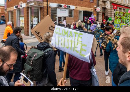 Coventry, West Midlands, Großbritannien. November 2021. Anlässlich der COP26-Konferenz in Glasgow fand heute in Coventry ein Klimaprotest statt. Etwa 100 Menschen protestierten im Stadtzentrum von Coventry, bevor sie nach Birmingham weiterreisten, um sich dem Protest anzuschließen. Die Demonstranten zielten auf die HSBC Bank ab, weil sie behauptet, sie investiere in Projekte mit fossilen Brennstoffen. Quelle: AG News/Alamy Live News Stockfoto