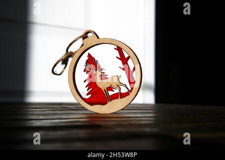 Holzreindeer für Weihnachtsbaumschmuck auf weißem Hintergrund. Stockfoto