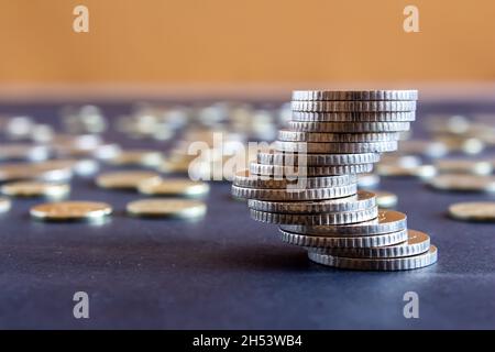 Türkische Geldmünzen, Stapel türkischer Lira-Münzen auf dem Tisch. Geschäftswachstum und Risikokonzept. Stockfoto