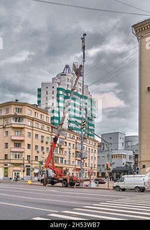 Die Telekommunikationsingenieure in der Wiege arbeiten an der Montage des Mobilfunkantennenturms in der Stadt: Moskau, Russland - 13. September 2021 Stockfoto