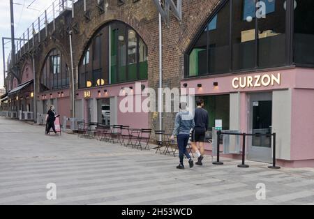 Menschen, die durch das neue Curzon-Kino am Hawley Wharf-Wohnungs-, Shopping- und Bürogebäude am Camden Lock-Markt in London, England, Großbritannien, laufen Stockfoto
