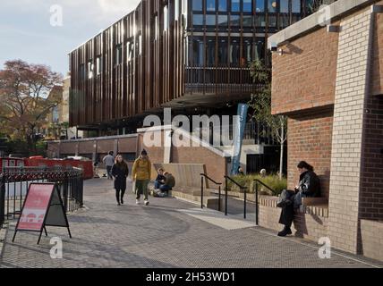 Menschen, die auf dem Camden Lock Markt in London, England, Großbritannien, durch die neuen Häuser, Geschäfte und Bürogebäude von Hawley Wharf laufen Stockfoto