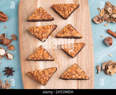 Nussecke, traditionelle deutsche Süßspeisen namens Nussecke, mit Schokolade überzogen, weihnachtsbacken Stockfoto