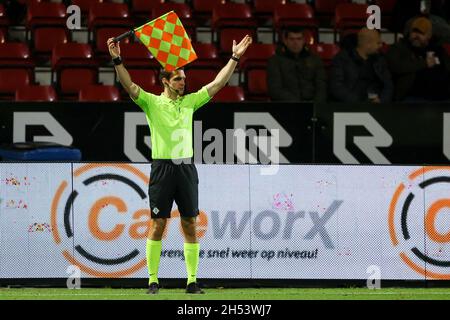 VELSEN-ZUID, NIEDERLANDE - 6. NOVEMBER: Assistenzschiedsrichter Dyon Fikkert während des niederländischen Keukenkampioendivisie-Spiels zwischen Telstar und Excelsior im BUKO-Stadion am 6. November 2021 in Velsen-Zuid, Niederlande (Foto: Hans van der Valk/Orange Picts) Stockfoto