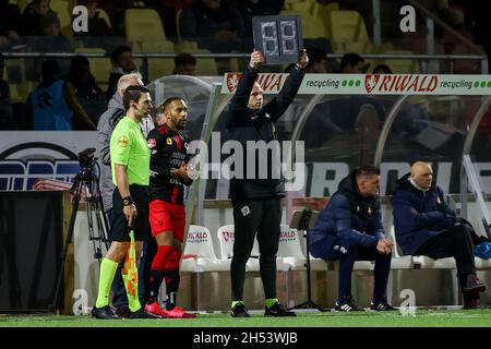 VELSEN-ZUID, NIEDERLANDE - 6. NOVEMBER: Assistenzschiedsrichter Dyon Fikkert, Michael Chacon von Excelsior Rotterdam, Vierter Offizieller Stjn van Zuilinchem während des niederländischen Keukenkampioendivisie-Spiels zwischen Telstar und Excelsior im BUKO-Stadion am 6. November 2021 in Velsen-Zuid, Niederlande (Foto: Hans van der Valk/Orange Picles) Stockfoto