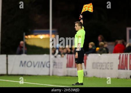 VELSEN-ZUID, NIEDERLANDE - 6. NOVEMBER: Assistenzschiedsrichter Joris Westhof während des niederländischen Keukenkampioendivisie-Spiels zwischen Telstar und Excelsior im BUKO-Stadion am 6. November 2021 in Velsen-Zuid, Niederlande (Foto: Hans van der Valk/Orange Picches) Stockfoto