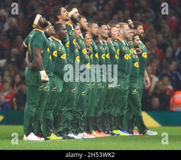 Fürstentum Stadium, Cardiff, Großbritannien. November 2021. Autumn Series Internationales Rugby, Wales gegen Südafrika: Südafrikanische Spielergruppe für die Nationalhymnen Credit: Action Plus Sports/Alamy Live News Stockfoto