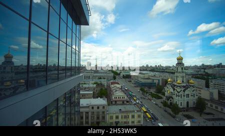 Panoramablick auf das Fenster und die schöne, große Stadt. Blick auf die Stadt vom Business Center. Stockfoto