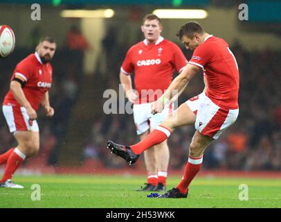 Fürstentum Stadium, Cardiff, Großbritannien. November 2021. Autumn Series Internationales Rugby, Wales gegen Südafrika: Dan Biggar aus Wales schießt die Strafe aus, um in der 10. Minute 3-0 zu erreichen.Quelle: Action Plus Sports/Alamy Live News Stockfoto