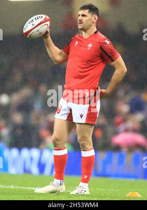 Fürstentum Stadium, Cardiff, Großbritannien. November 2021. Autumn Series International Rugby, Wales versus Südafrika: Tomos Williams of Wales beim Warm Up Credit: Action Plus Sports/Alamy Live News Stockfoto