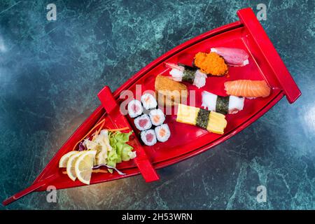 Sheffield, Großbritannien – 08. März 2018: Japanisches Sushi, das auf einem roten Boot serviert wird, um Glück im Rick Inn, Devonshire Green zu haben Stockfoto