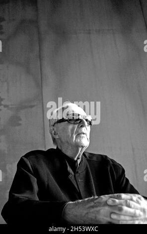 FRANKREICH. AVEYRON (12) RODEZ, MUSEUM SOULAGES. PIERRRE SOULAGES IN SEINEM MUSEUM . Stockfoto
