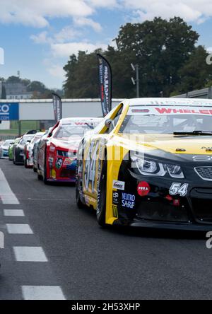 Vallelunga, Italien, oktober 31 2021. Amerikanisches Fest von Rom. NASCar-Rennwagen in Queque auf Asphalt Track Boxengasse ausgerichtet Stockfoto