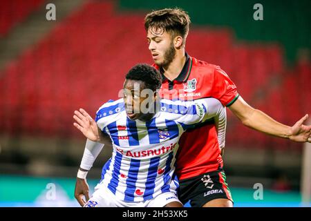 NIJMEGEN, NIEDERLANDE - 6. NOVEMBER: Anthony Musaba vom SC Heerenveen, Souffian El Karouani von N.E.C. während des niederländischen Eredivisie-Spiels zwischen NEC und SC Heerenveen am 6. November 2021 im Goffertstadion in Nijmegen, Niederlande (Foto: Broer van den Boom/Orange Picts) Stockfoto