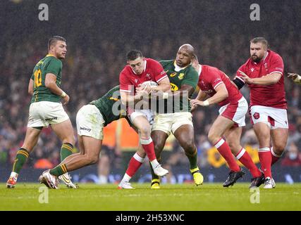 Der walisische Josh Adams (Mitte) wurde vom südafrikanischen Damian de Allende (links) und dem südafrikanischen Bongi Mbonambi beim Spiel der Autumn Internationals im Fürstentum Stadium in Cardiff angegangen. Bilddatum: Samstag, 6. November 2021. Siehe PA Story RUGBYU Wales. Bildnachweis sollte lauten: David Davies/PA Wire. EINSCHRÄNKUNGEN: Die Nutzung unterliegt Einschränkungen. Nur redaktionelle Verwendung, keine kommerzielle Nutzung ohne vorherige Zustimmung des Rechteinhabers. Stockfoto