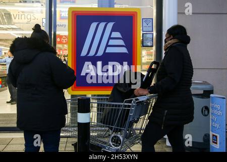 London, Großbritannien. Oktober 2021. Vor dem Aldi-Supermarkt warten Käufer. Laut einer Studie von which? Wurde Aldi den zweiten Monat in Folge als billigster Supermarkt im Vereinigten Königreich ausgezeichnet und schlug seinen Rivalen Lidl. Welche? Im Oktober 2021 wurde ein Korb mit 23 Artikeln von Aldi gefunden, der im Vergleich zu £24.97 bei Lidl im Durchschnitt £24.24 kostete. Kredit: SOPA Images Limited/Alamy Live Nachrichten Stockfoto