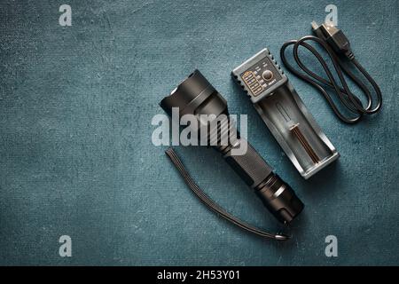 LED-Taschenlampe und Akkuladegerät mit usb-Kabel, Nahaufnahme Stockfoto