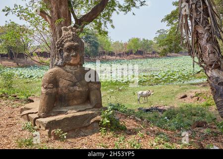 Eine Statue eines, der den großen Naga-König Vasuki vor den isolierten kambodschanischen Tempel von Banteay Chhmar zieht Stockfoto