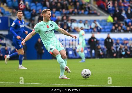 Cardiff, Großbritannien. November 2021. Tom Lees von Huddersfield Town während des Spiels der EFL Sky Bet Championship zwischen Cardiff City und Huddersfield Town im Cardiff City Stadium, Cardiff, Wales am 6. November 2021. Foto von Scott Boulton. Nur zur redaktionellen Verwendung, Lizenz für kommerzielle Nutzung erforderlich. Keine Verwendung bei Wetten, Spielen oder Veröffentlichungen einzelner Clubs/Vereine/Spieler. Kredit: UK Sports Pics Ltd/Alamy Live Nachrichten Stockfoto