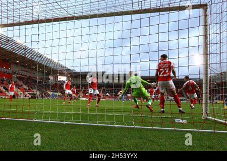 AESSAL New York Stadium, Rotherham, England - 6. November 2021 Viktor Johansson Torhüter von Rotherham macht einen großen Spar Bromley zu leugnen - während des Spiels Rotherham gegen Bromley, Emirates FA Cup 2021/22, AESSEAL New York Stadium, Rotherham, England - 6. November 2021, Credit: Arthur Haigh/WhiteRoseFotos/Alamy Live News Stockfoto