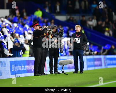 Brighton, Großbritannien. November 2021. Buglers spielen den letzten Beitrag vor dem Premier League-Spiel zwischen Brighton & Hove Albion und Newcastle United beim Amex am 6. November 2021 in Brighton, England. (Foto von Jeff Mood/phcimages.com) Quelle: PHC Images/Alamy Live News Stockfoto