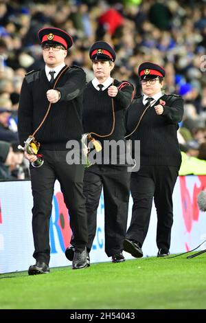 Brighton, Großbritannien. November 2021. Buglers verlassen das Spielfeld, nachdem sie den letzten Beitrag vor dem Premier League-Spiel zwischen Brighton & Hove Albion und Newcastle United beim Amex am 6. November 2021 in Brighton, England, gespielt haben. (Foto von Jeff Mood/phcimages.com) Quelle: PHC Images/Alamy Live News Stockfoto