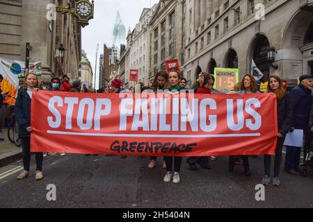 London, Großbritannien. November 2021. Tausende von Menschen marschierten im Rahmen des COP26 Coalition Global Day of Action for Climate Justice von der Bank of England zum Trafalgar Square. Kredit: Vuk Valcic / Alamy Live Nachrichten Stockfoto