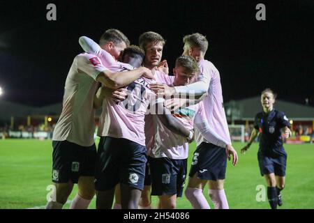 BANBURY, GBR. 6. NOVEMBER Offrande Zanzala feiert nach dem Tor für Barrow, um ihre Führung zu verlängern und es 2:0 gegen Banbury United zu schaffen, während des FA Cup-Spiels zwischen Banbury United und Barrow im Banbury Plant Hire Community Stadium, Banbury am Samstag, 6. November 2021. (Kredit: John Cripps | MI Nachrichten) Kredit: MI Nachrichten & Sport /Alamy Live Nachrichten Stockfoto