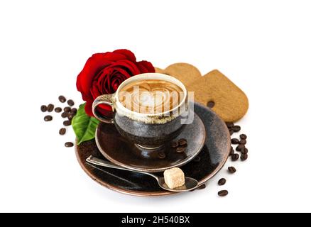 Kaffee Cappuccino Latte Art Herzform und rote Rosenblüte auf weißem Hintergrund Stockfoto