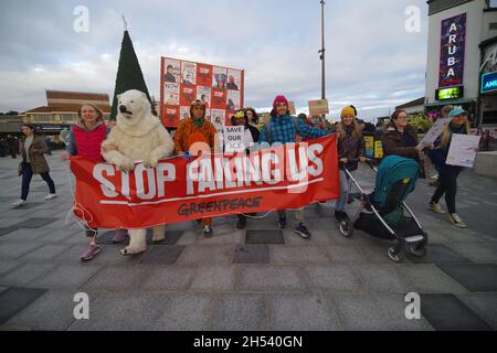 Über 500 Menschen marschierten in Bournemouth am 6. November 2021 an einem Welttag für Klimagerechtigkeit. Eine Gruppe von Organisationen unter einem Bournemouth COP26 Alliance Kollektiv spazierte nach einem Rendezvous in der Nähe des Bournemouth Pier durch die Bournemouth Gärten. Mit einem führenden Banner mit dem Titel „Stop Failing US“, das den marsch anführte, wurde eine spätere Versammlung in der Nähe des Bournemouth Pier durchgeführt, wo Reden gehalten wurden. Stockfoto