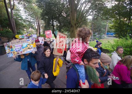 Über 500 Menschen marschierten in Bournemouth am 6. November 2021 an einem Welttag für Klimagerechtigkeit. Eine Gruppe von Organisationen unter einem Bournemouth COP26 Alliance Kollektiv spazierte nach einem Rendezvous in der Nähe des Bournemouth Pier durch die Bournemouth Gärten. Mit einem führenden Banner mit dem Titel „Stop Failing US“, das den marsch anführte, wurde eine spätere Versammlung in der Nähe des Bournemouth Pier durchgeführt, wo Reden gehalten wurden. Stockfoto