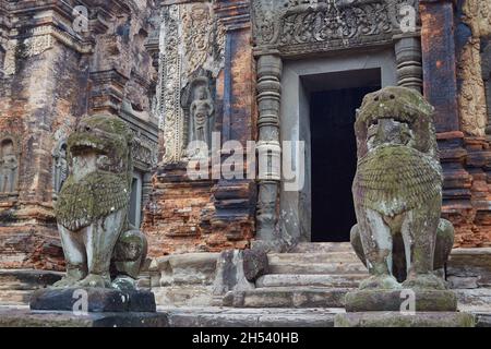 Preah Ko wurde im 10th. Jahrhundert vom dritten König des Khmer-Imperium, Indravarman I., gegründet und ist ein Paradebeispiel für die ‘trimurti’ Tempelanlage Stockfoto