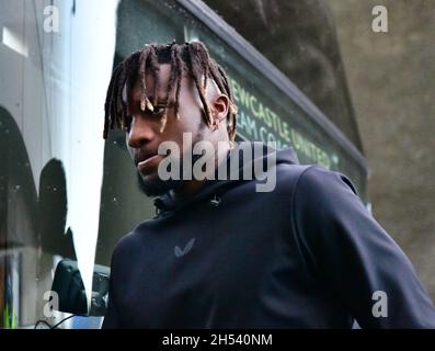 Brighton, Großbritannien. November 2021. Allan Saint-Maximin von Newcastle United kommt vor dem Premier League-Spiel zwischen Brighton & Hove Albion und Newcastle United am 6. November 2021 in Brighton, England, beim Amex an. (Foto von Jeff Mood/phcimages.com) Quelle: PHC Images/Alamy Live News Stockfoto