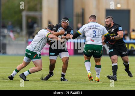 LONDON, GROSSBRITANNIEN. November 2021. Mako Vunipola von Saracens wird während des Spiels der Gallagher Premiership Rugby-Runde 8 zwischen Saracens und London Irish am Samstag, den 06. November 2021 im StoneX Stadium angegangen. LONDON, ENGLAND. Kredit: Taka G Wu/Alamy Live Nachrichten Stockfoto