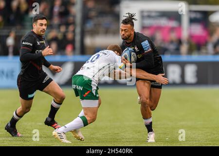 LONDON, GROSSBRITANNIEN. November 2021. Rotimi Segun von Saracens (rechts) wird während des Spiels der Gallagher Premiership Rugby-Runde 8 zwischen Saracens und London Irish am Samstag, den 06. November 2021 im StoneX Stadium angegangen. LONDON, ENGLAND. Kredit: Taka G Wu/Alamy Live Nachrichten Stockfoto