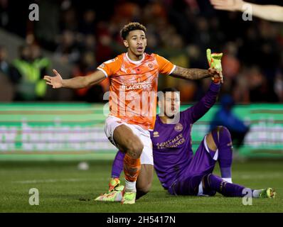 Der Torhüter der Queens Park Rangers, Seny Dieng, fouls Jordan Lawrence-Gabriel von Blackpool und räumt beim Sky Bet Championship-Spiel in der Bloomfield Road, Blackpool, eine Strafe ein. Bilddatum: Samstag, 6. November 2021. Stockfoto