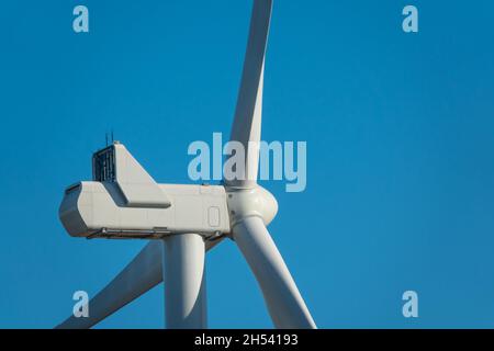 Windturbinen im offenen Gelände an windigen Tagen mit dunklen Wolken am Himmel. Alternative Stromerzeugung. Stockfoto