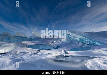 Eisstücke auf dem Eishummockfeld am Baikalsee im Winter Stockfoto