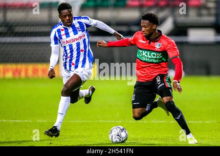 NIJMEGEN, NIEDERLANDE - 6. NOVEMBER: Anthony Musaba vom SC Heerenveen, Jonathan Okita von N.E.C. während des niederländischen Eredivisie-Spiels zwischen NEC und SC Heerenveen am 6. November 2021 im Goffertstadion in Nijmegen, Niederlande (Foto: Broer van den Boom/Orange Picches) Stockfoto