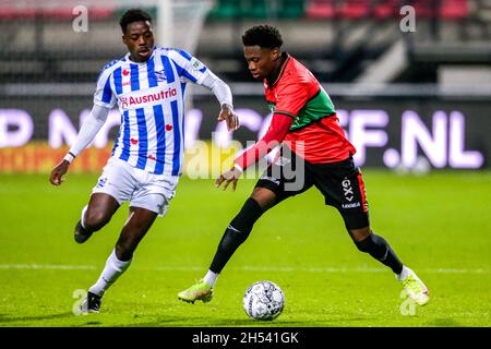 NIJMEGEN, NIEDERLANDE - 6. NOVEMBER: Anthony Musaba vom SC Heerenveen, Jonathan Okita von N.E.C. während des niederländischen Eredivisie-Spiels zwischen NEC und SC Heerenveen am 6. November 2021 im Goffertstadion in Nijmegen, Niederlande (Foto: Broer van den Boom/Orange Picches) Stockfoto
