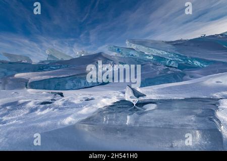 Eisstücke auf dem Eishummockfeld am Baikalsee im Winter Stockfoto