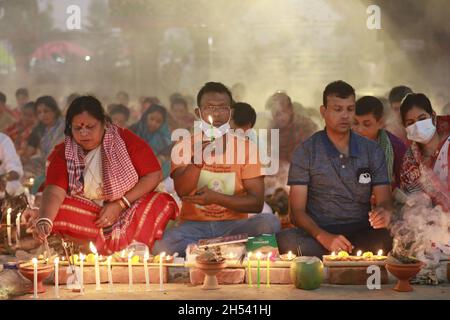 Barodi, Bangladesch. November 2021. Hinduistische Anhänger beten am 6. November 2021 während des Rakher Upobash-Tempels im Shri Shri Lokanath Brahmachar Ashram-Tempel in Barodi, Narayanganj, Bangladesch, an einer rituellen Aktivität Teil. Während Kartik, die jedes Jahr mit dem Neumond im November beginnt, feiern tausende Hindu-Anhänger das Fest von Rakher Upobash und beten die Götter, die vor dem Shri Shri Lokanath Brahmachari Ashram im Swami Bagh Tempel in der Nähe von Dhaka, Bangladesch, sitzen. (Foto von Suvra Kanti das/Sipa USA) Quelle: SIPA USA/Alamy Live News Stockfoto