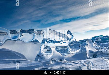 Eisstücke auf dem Eishummockfeld am Baikalsee im Winter Stockfoto