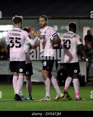 Barrows Ollie Banks feiert das dritte Tor des Spiels von der Elfmeterstelle während des ersten Runden-Spiels des Emirates FA Cup im Banbury Plant Hire Community Stadium in Banbury. Bilddatum: Samstag, 6. November 2021. Stockfoto