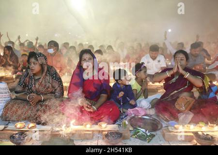 Barodi, Bangladesch. November 2021. Hinduistische Anhänger beten am 6. November 2021 während des Rakher Upobash-Tempels im Shri Shri Lokanath Brahmachar Ashram-Tempel in Barodi, Narayanganj, Bangladesch, an einer rituellen Aktivität Teil. Während Kartik, die jedes Jahr mit dem Neumond im November beginnt, feiern tausende Hindu-Anhänger das Fest von Rakher Upobash und beten die Götter, die vor dem Shri Shri Lokanath Brahmachari Ashram im Swami Bagh Tempel in der Nähe von Dhaka, Bangladesch, sitzen. (Foto von Suvra Kanti das/Sipa USA) Quelle: SIPA USA/Alamy Live News Stockfoto