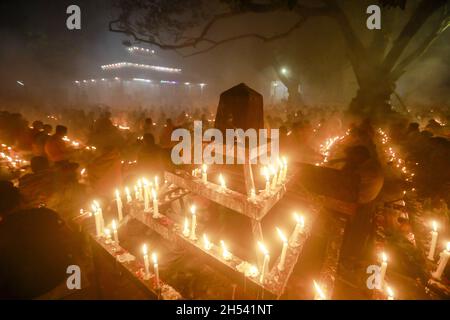 Barodi, Bangladesch. November 2021. Hinduistische Anhänger beten am 6. November 2021 während des Rakher Upobash-Tempels im Shri Shri Lokanath Brahmachar Ashram-Tempel in Barodi, Narayanganj, Bangladesch, an einer rituellen Aktivität Teil. Während Kartik, die jedes Jahr mit dem Neumond im November beginnt, feiern tausende Hindu-Anhänger das Fest von Rakher Upobash und beten die Götter, die vor dem Shri Shri Lokanath Brahmachari Ashram im Swami Bagh Tempel in der Nähe von Dhaka, Bangladesch, sitzen. (Foto von Suvra Kanti das/Sipa USA) Quelle: SIPA USA/Alamy Live News Stockfoto